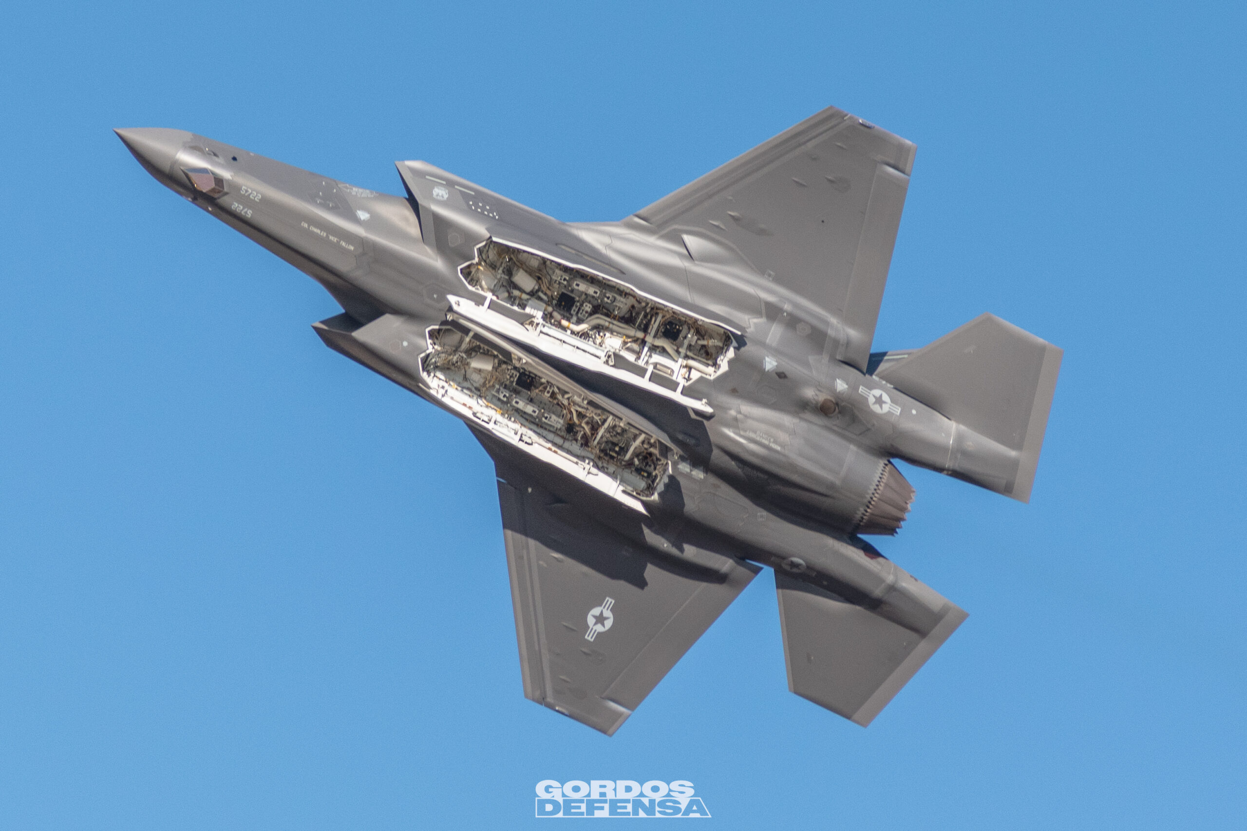 F-35A de la USAF en vuelo con bahías de armamento abiertas durante FIDAE 2026 en Santiago de Chile