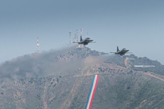 Dos cazas F-5 Tigre III de la Fuerza Aérea de Chile en vuelo bajo frente a un cerro con antenas (91)