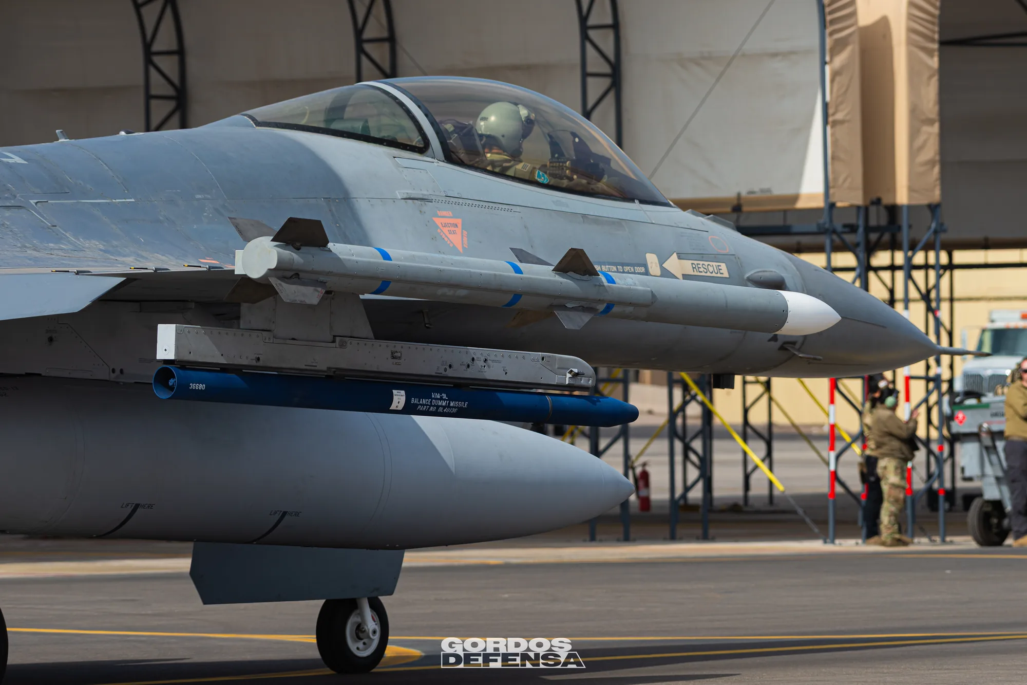Caza F-16 con un misil AIM-120 AMRAAM montado en el riel de punta de ala