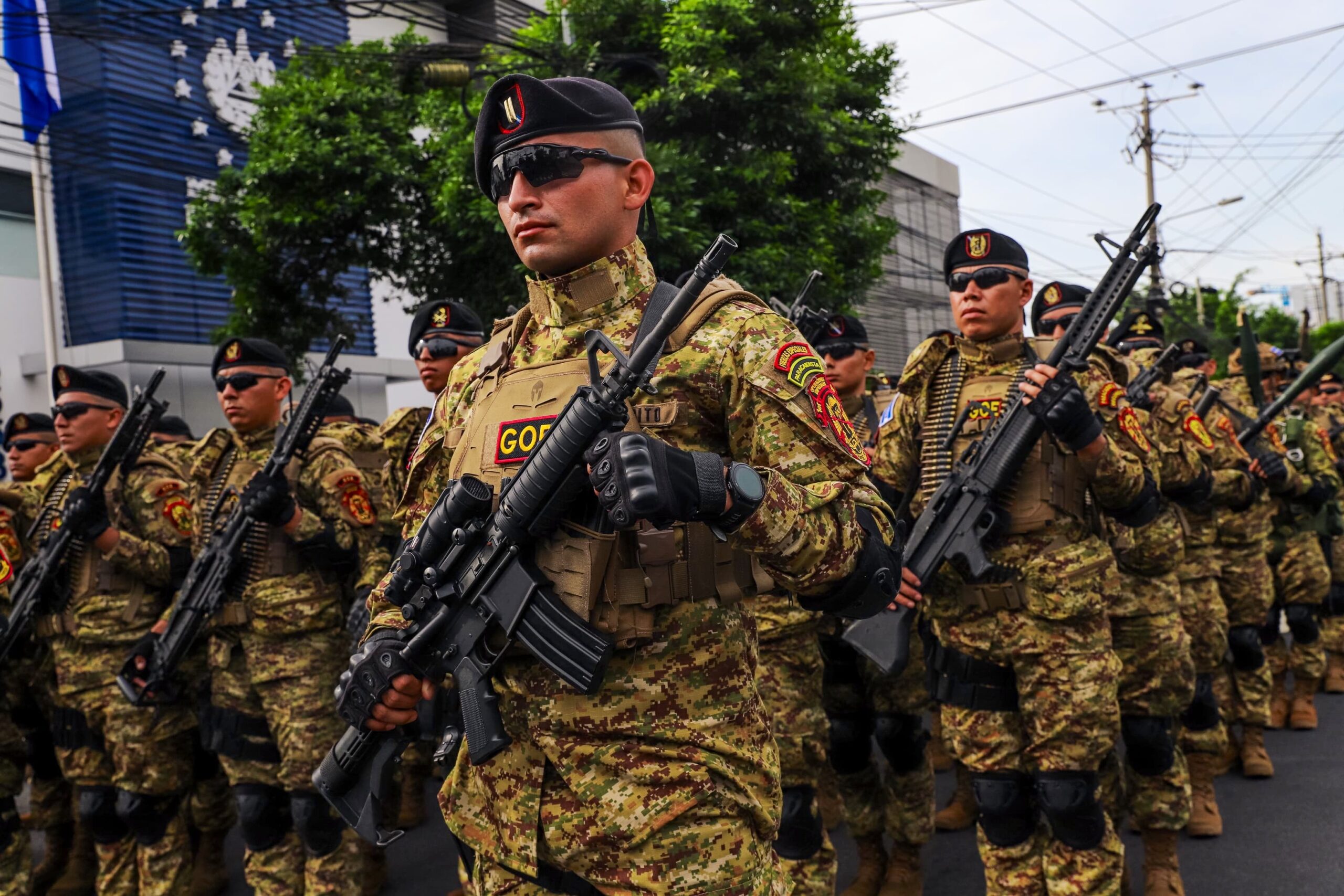 Efectivos del GOE de El Salvador con boina negra y fusiles marchan en el desfile de Independencia en San Salvador