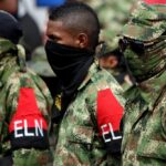 Guerrilleros del ELN con brazaletes rojos y negros durante una formación en Colombia
