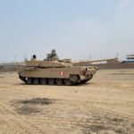 K2 Black Panther en Perú: carro de combate con camuflaje desértico y bandera peruana sobre terreno arenoso