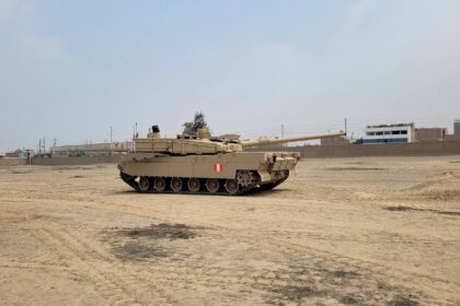 K2 Black Panther en Perú: carro de combate con camuflaje desértico y bandera peruana sobre terreno arenoso