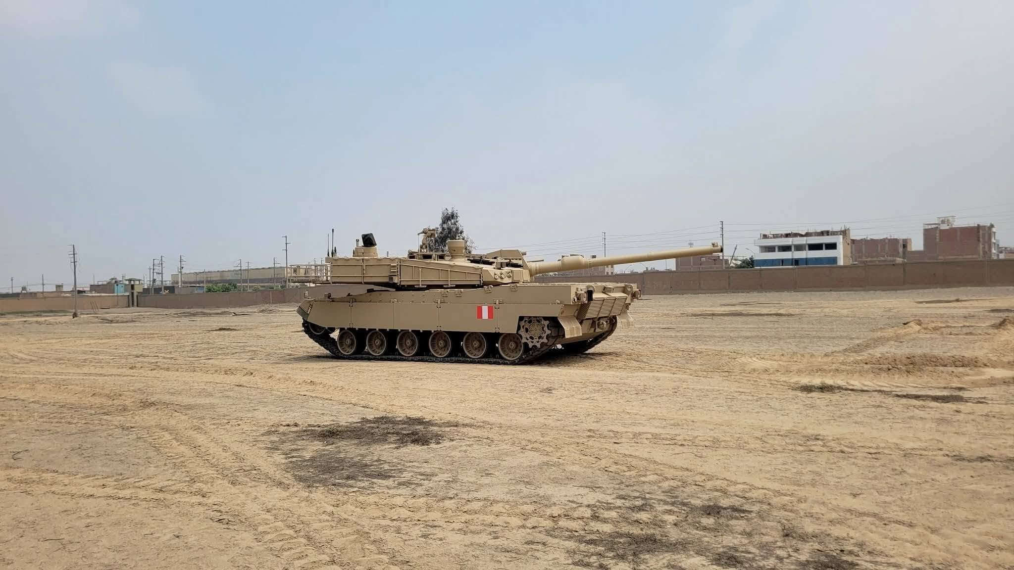 K2 Black Panther en Perú: carro de combate con camuflaje desértico y bandera peruana sobre terreno arenoso
