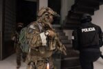 MARSOC en Ecuador: operador del Cuerpo de Marines de EE.UU. junto a un agente de la Policía Nacional durante un allanamiento