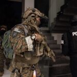 MARSOC en Ecuador: operador del Cuerpo de Marines de EE.UU. junto a un agente de la Policía Nacional durante un allanamiento