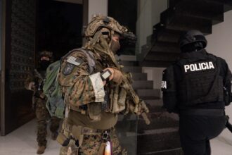 MARSOC en Ecuador: operador del Cuerpo de Marines de EE.UU. junto a un agente de la Policía Nacional durante un allanamiento
