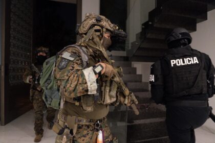 MARSOC en Ecuador: operador del Cuerpo de Marines de EE.UU. junto a un agente de la Policía Nacional durante un allanamiento