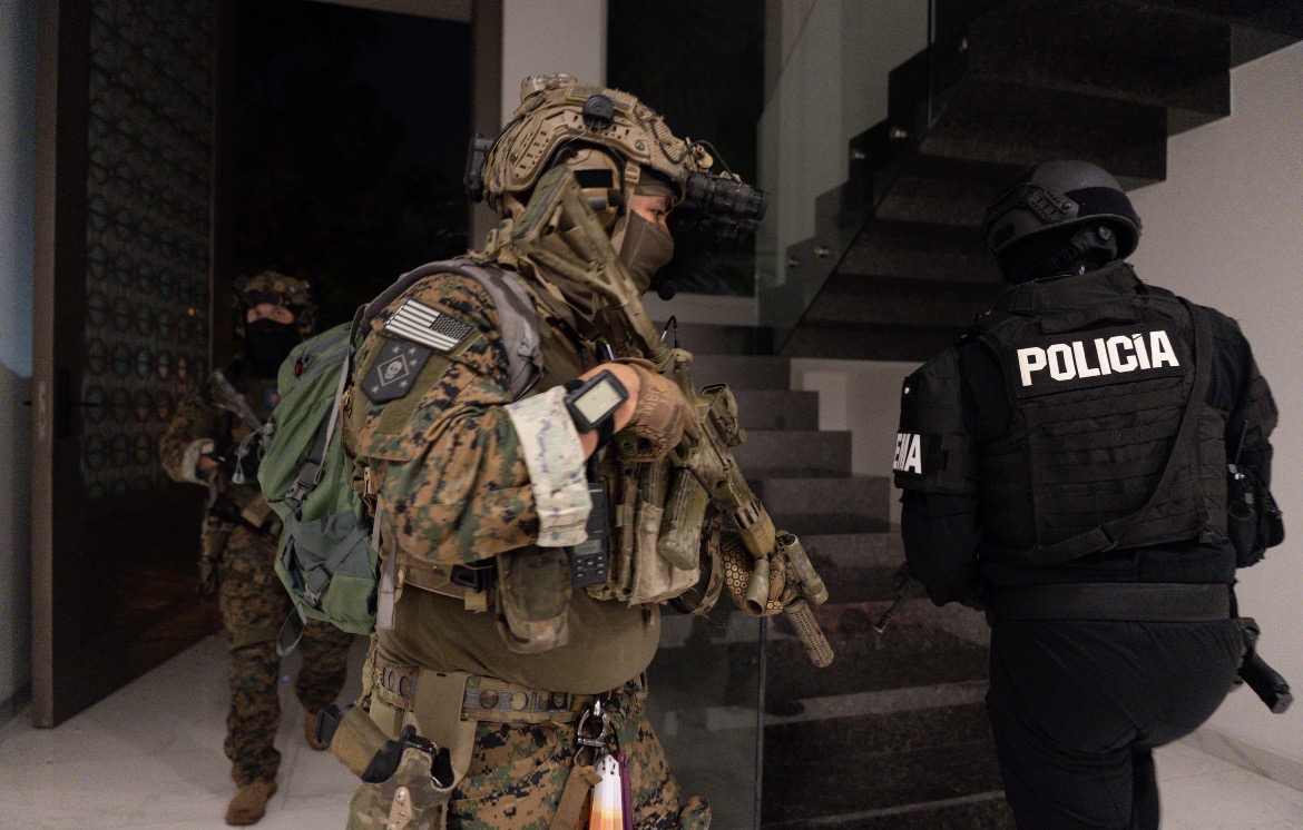 MARSOC en Ecuador: operador del Cuerpo de Marines de EE.UU. junto a un agente de la Policía Nacional durante un allanamiento