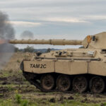 Tanque TAM 2C del Ejército Argentino en el momento del disparo, ilustrando la munición de 105 mm para el TAM