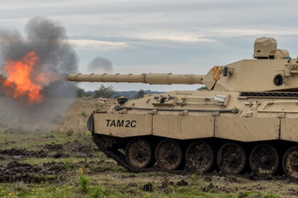 Tanque TAM 2C del Ejército Argentino en el momento del disparo, ilustrando la munición de 105 mm para el TAM