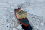 Rompehielos ARA Almirante Irízar abriendo canal en hielo durante la Campaña Antártica