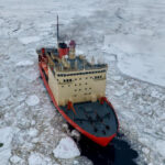 Rompehielos ARA Almirante Irízar abriendo canal en hielo durante la Campaña Antártica