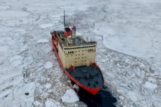 Rompehielos ARA Almirante Irízar abriendo canal en hielo durante la Campaña Antártica