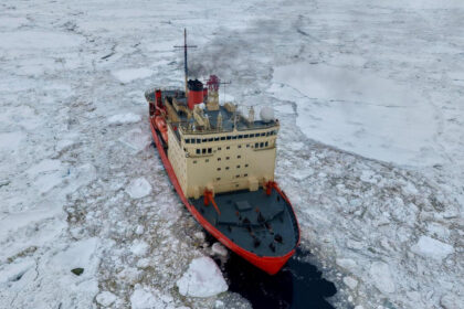 Rompehielos ARA Almirante Irízar abriendo canal en hielo durante la Campaña Antártica