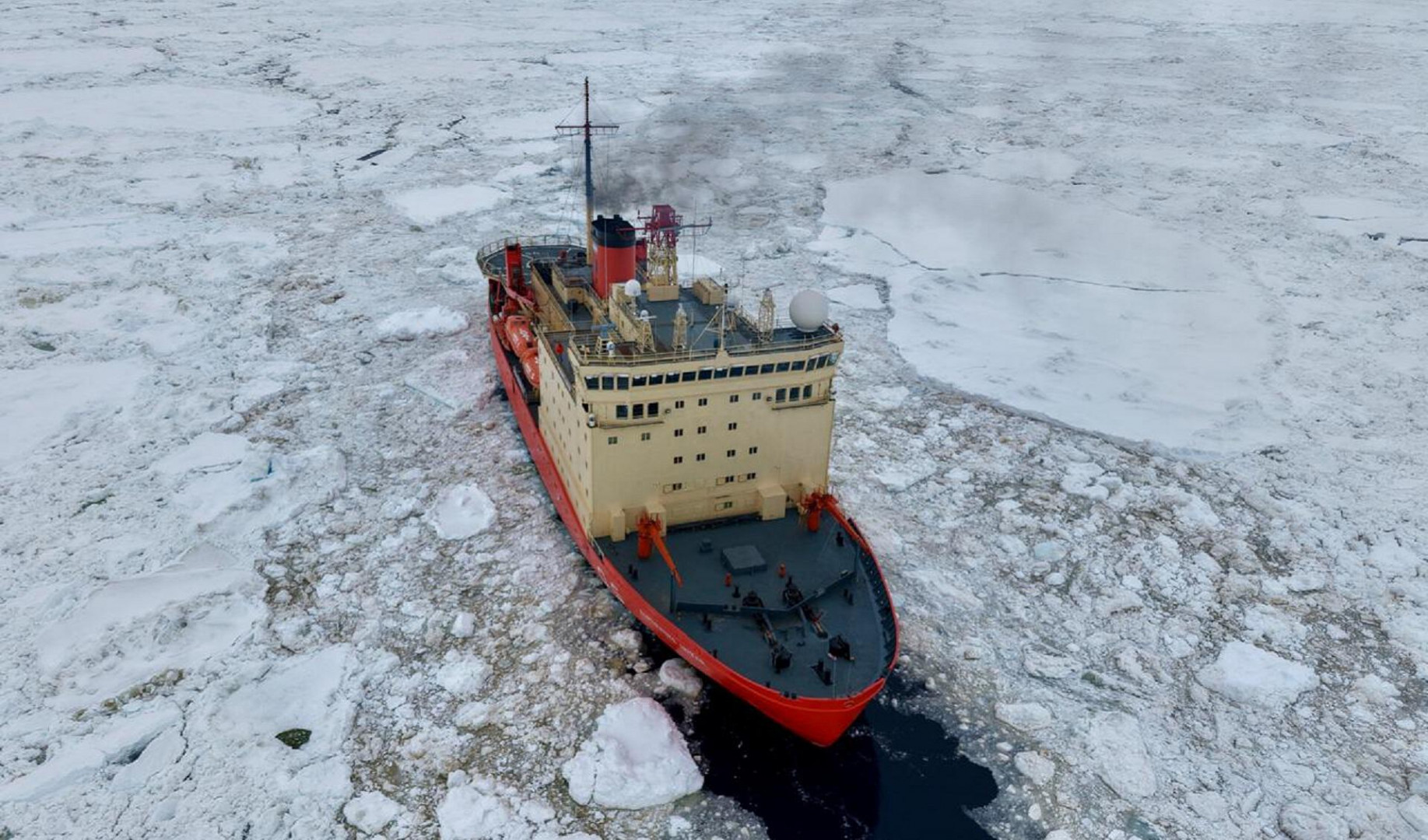 Rompehielos ARA Almirante Irízar abriendo canal en hielo durante la Campaña Antártica