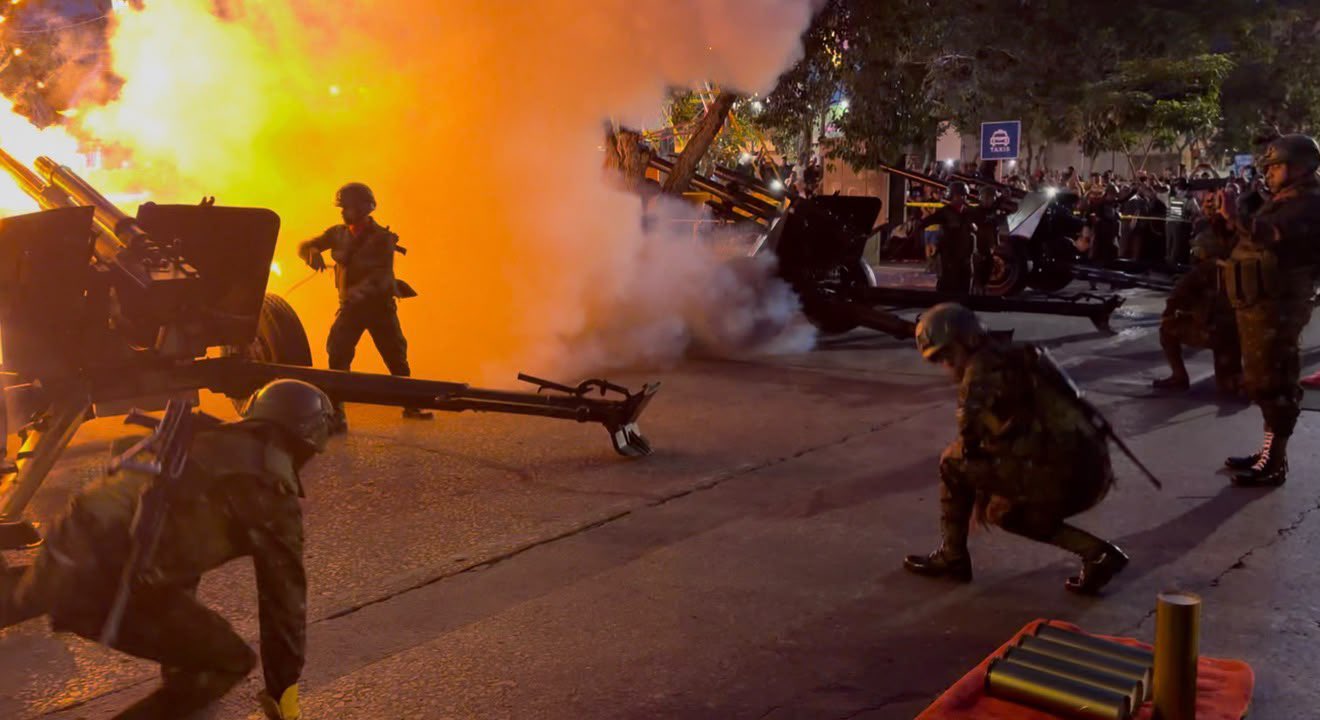 Artilleros del Ejército de Guatemala disparan una salva con piezas remolcadas durante el acto nocturno de independencia