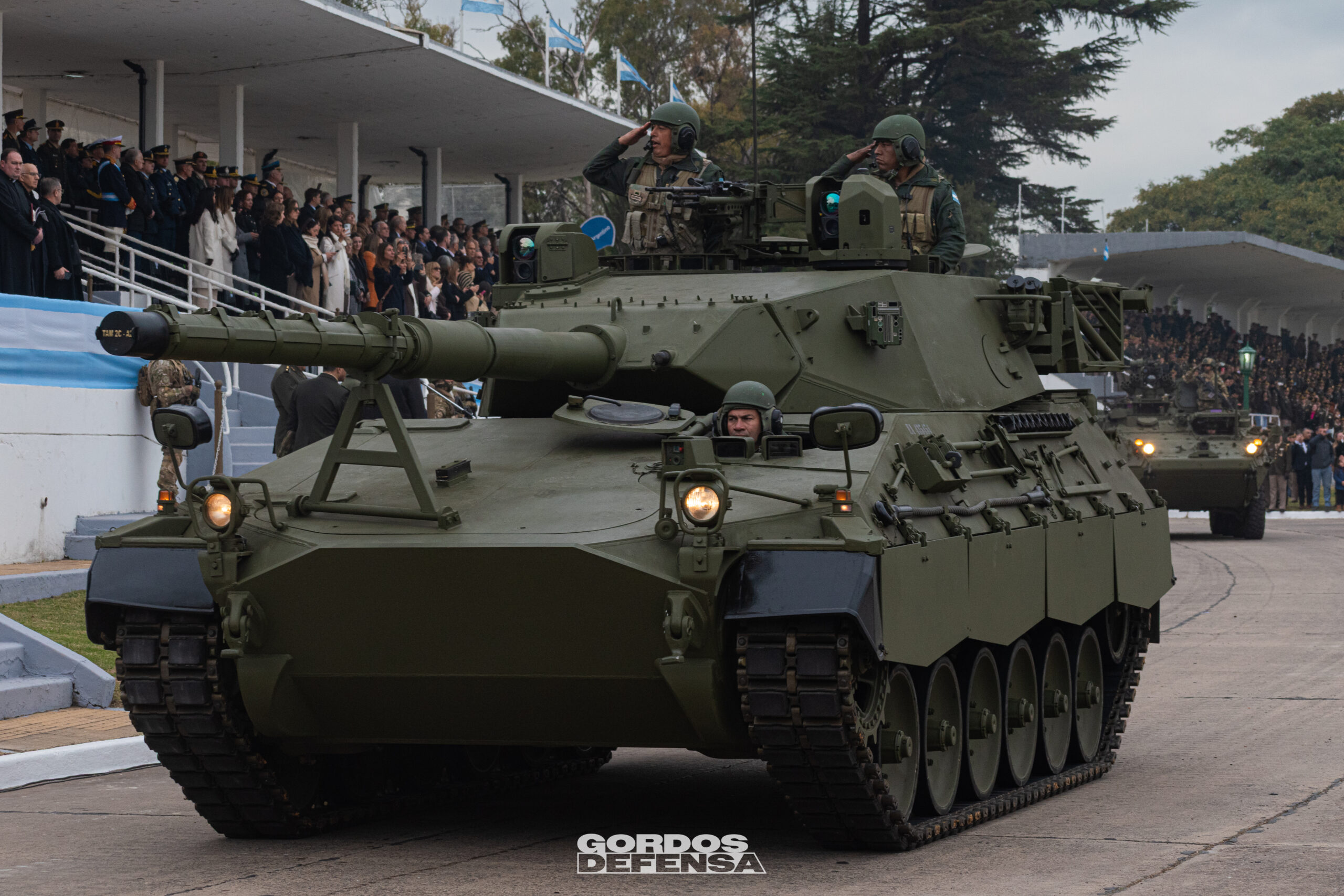 Tanque TAM 2C-A2 del Ejército Argentino en desfile, uno de los vehículos destinatarios de la munición de 105 mm para el TAM