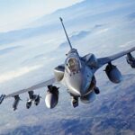 Caza F-16 Block 70 en vuelo con configuración armada, imagen referencial del segundo lote de F-16 para el Perú. Foto: Lockheed Martin