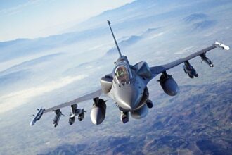Caza F-16 Block 70 en vuelo con configuración armada, imagen referencial del segundo lote de F-16 para el Perú. Foto: Lockheed Martin