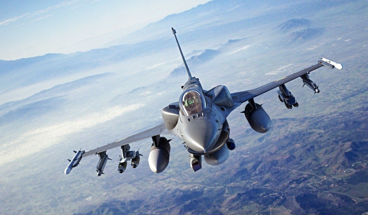 Caza F-16 Block 70 en vuelo con configuración armada, imagen referencial del segundo lote de F-16 para el Perú. Foto: Lockheed Martin