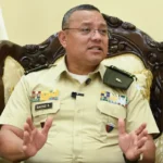 Henry David Sáenz Ramos, ministro de la Defensa Nacional de Guatemala, con uniforme militar durante una entrevista junto a la bandera guatemalteca. Foto: Prensa Libre