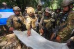 Militares salvadoreños revisan un mapa durante una planificación de patrulla, imagen referencial de la Fuerza de Tarea Libertad II. Foto: Ministerio de la Defensa Nacional de El Salvador