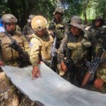 Militares salvadoreños revisan un mapa durante una planificación de patrulla, imagen referencial de la Fuerza de Tarea Libertad II. Foto: Ministerio de la Defensa Nacional de El Salvador