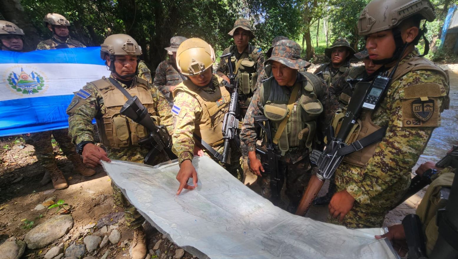 Militares salvadoreños revisan un mapa durante una planificación de patrulla, imagen referencial de la Fuerza de Tarea Libertad II. Foto: Ministerio de la Defensa Nacional de El Salvador