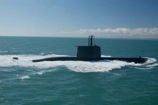 Submarino de diseño TKMS de la familia Tipo 209 navegando en superficie a alta velocidad en mar abierto. Foto: TKMS