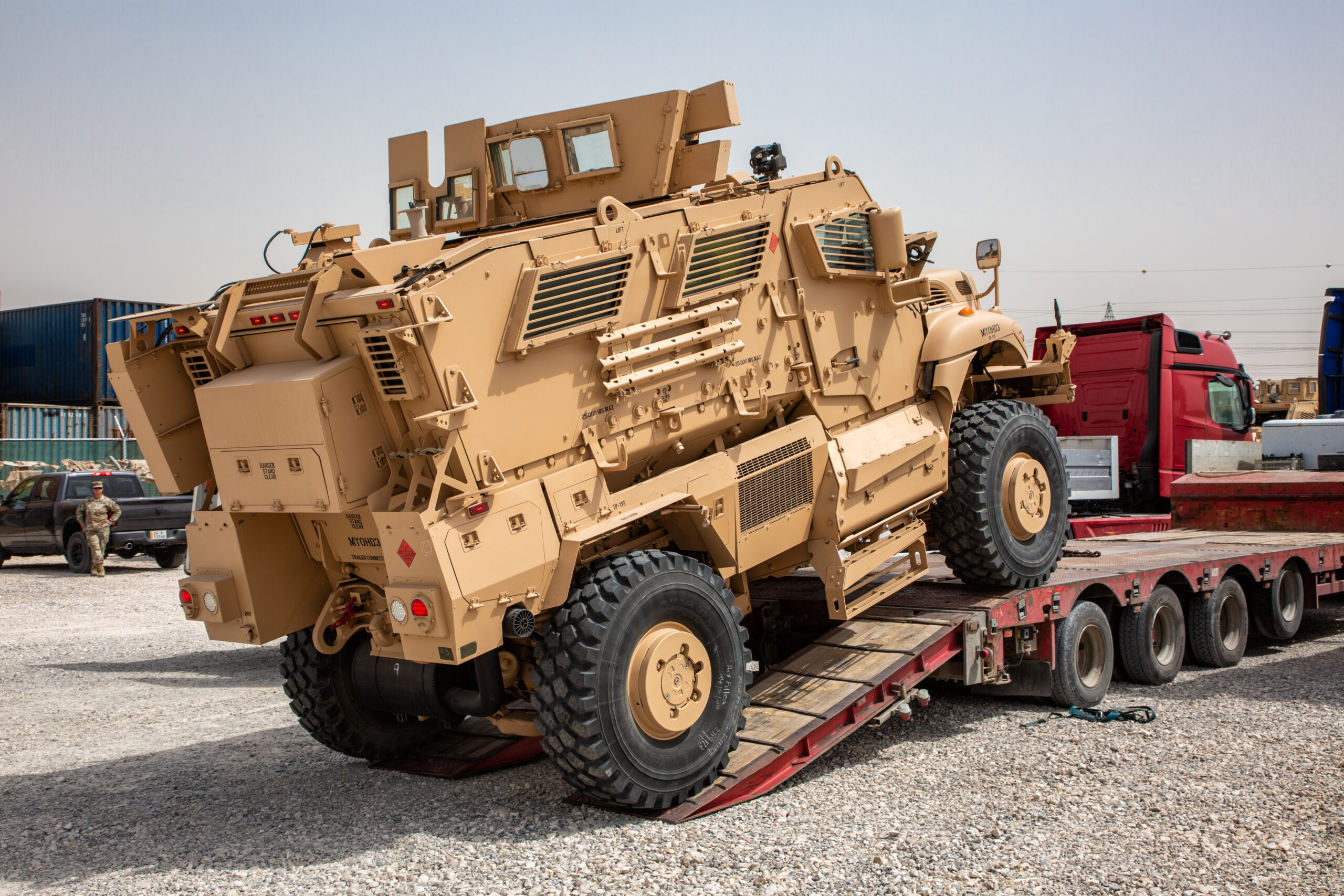 Blindado 4x4 MaxxPro MRAP color arena subiendo a un semirremolque cama baja. Foto: Ejército de EE.UU.