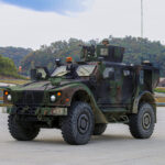 Blindado 4x4 Oshkosh M-ATV del Ejército de EE.UU. con camuflaje boscoso y ametralladora en torreta. Foto: Ejército de EE.UU.