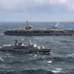 Destructor ARA Sarandí navegando junto al portaaviones USS Nimitz en el océano Atlántico