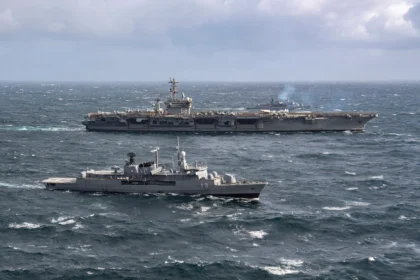 Destructor ARA Sarandí navegando junto al portaaviones USS Nimitz en el océano Atlántico