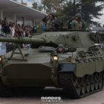 Tanque TAM 2C-A2 del Ejército Argentino en desfile, seguido por un Stryker 8x8, medios que participarán del Ejercicio Combinado Arandú